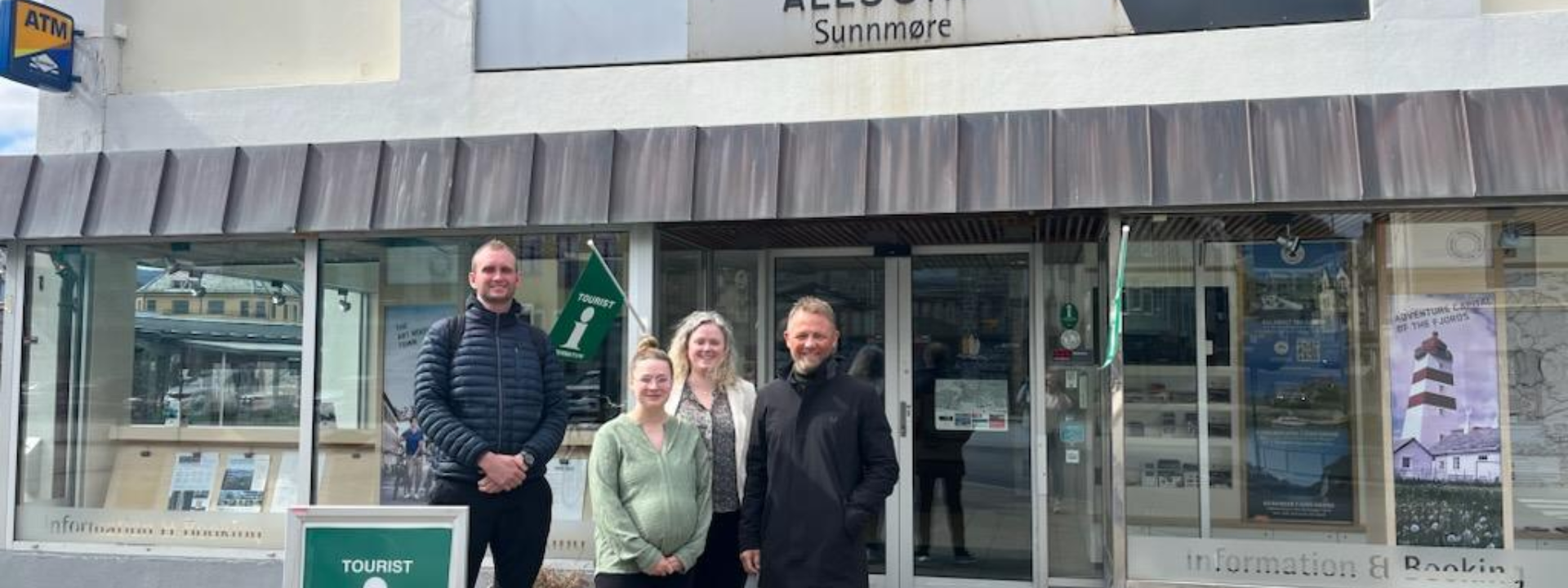 Personer som står utenfor turistkontoret i Ålesund