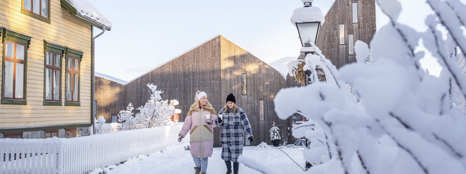 Vintermotiv fra bygata på Romsdalsmuseet